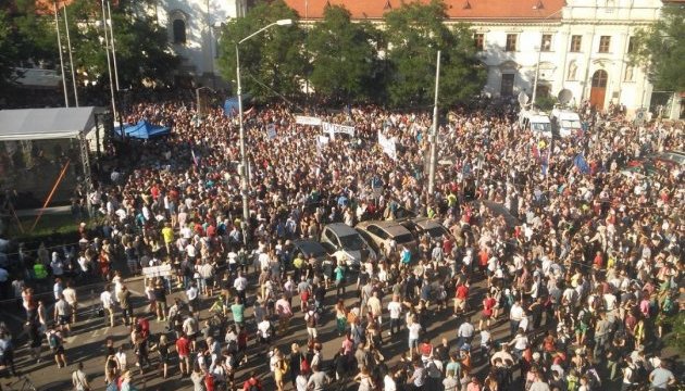 У Братиславі тисячі мітингувальників вимагають відставки міністра МВС