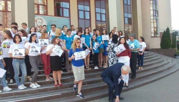 Information Policy Ministry, students hold action in support of journalists Sushchenko, Semena