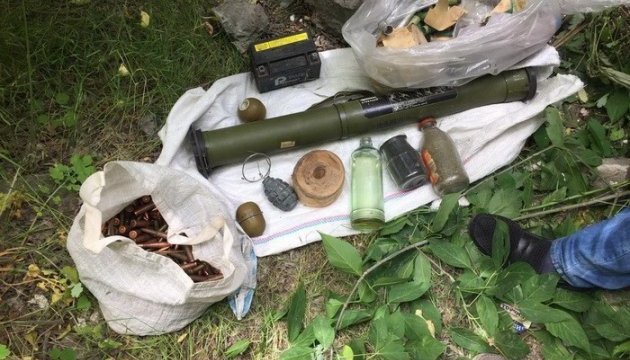 Deux caches d'armes découvertes dans le Donbass (photos)