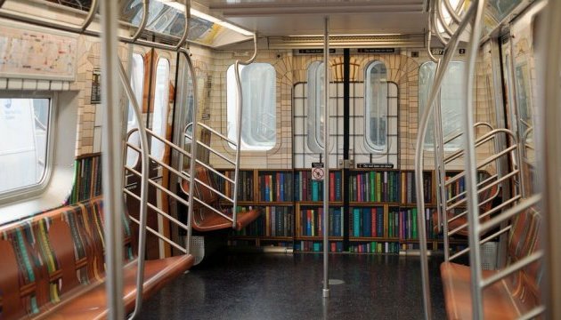 Потяг метро в Нью-Йорку став онлайн-бібліотекою