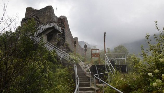 У Румунії туристів не пускають до замку Дракули, бо під ним оселилися ведмеді