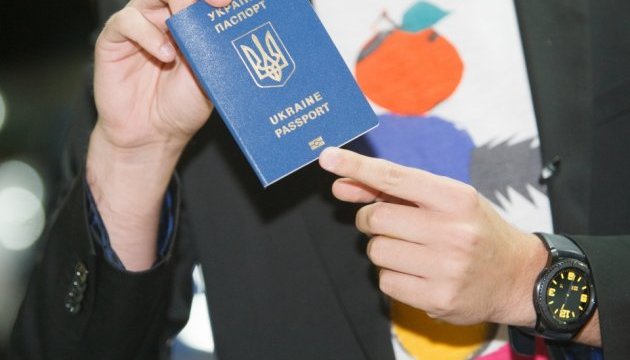 Passport Index: завдяки безвізу український паспорт став вагомішим за російський 