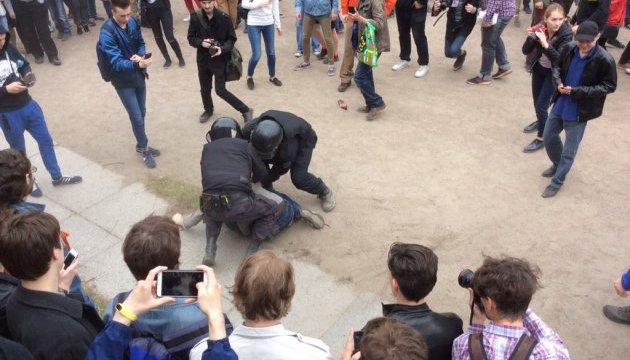 Затриманих у Москві б'ють головою об автозак і кийками по ногах - активісти