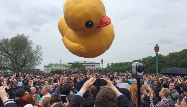 На антикорупційних мітингах у Росії затримали понад 300 учасників і гігантську качку