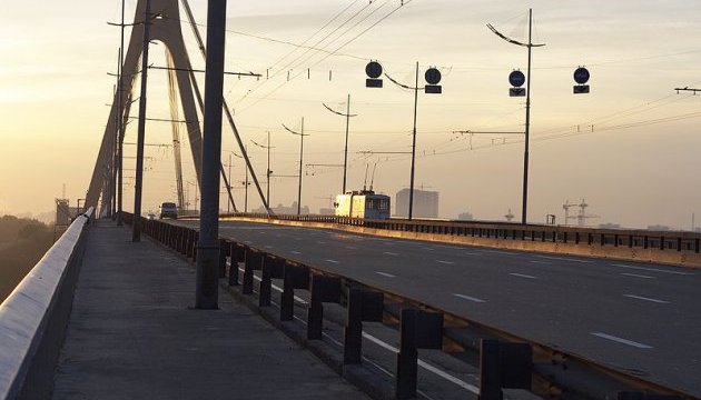 У Києві частково обмежать рух транспорту на Московському мосту