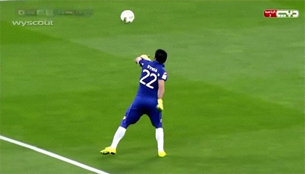 Сирійський голкіпер вводить м'яч в гру унікальним способом