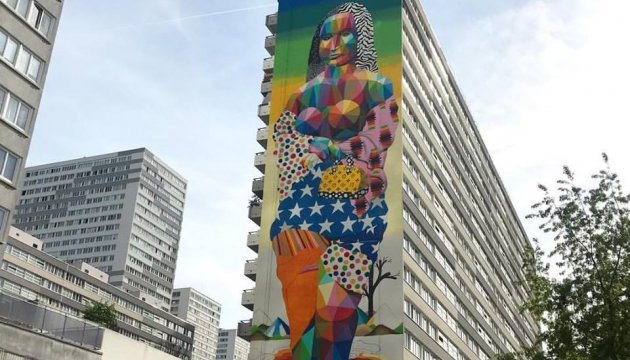 Іспанець намалював на паризькій багатоповерхівці Мону Лізу в міні-спідниці 