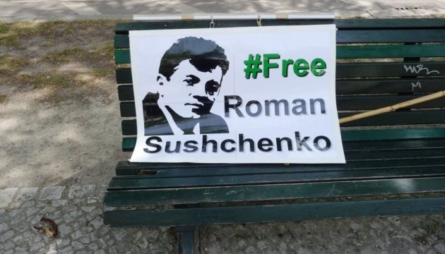Cerca de la Embajada rusa en Berlín tuvo lugar una acción en apoyo de Súshchenko (Fotos)