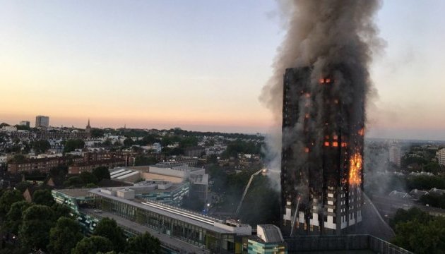 У Британії є ще 600 подібних до Grenfell Tower будинків – речник Мей