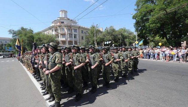 У Маріуполі – військовий парад на честь третьої річниці з дня звільнення міста від бойовиків