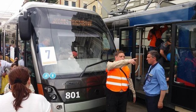 У Києві під колесами трамваю загинули матір з дитиною