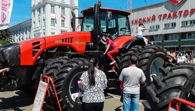 На білоруському заводі туристи можуть скласти трактор