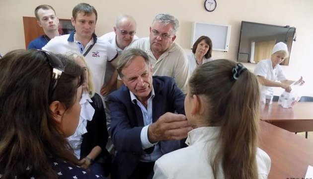 Німецький лікар знову оперує дітей у Львові
