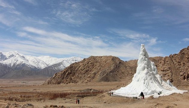 Штучний льодовик у пустелі дає воду індійському селу
