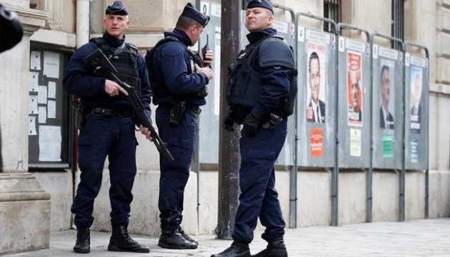 В центре Парижа вооруженный водитель протаранил фургон жандармов