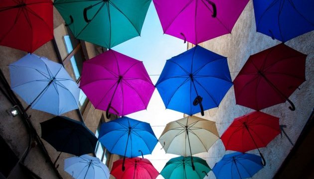 Ужгород прикрасили різнокольоровими парасольками