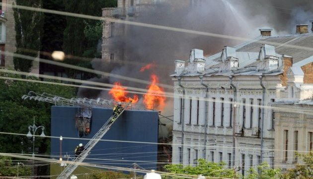 Пожежа на Хрещатику: є загроза, що вогонь перекинеться на сусідні будинки