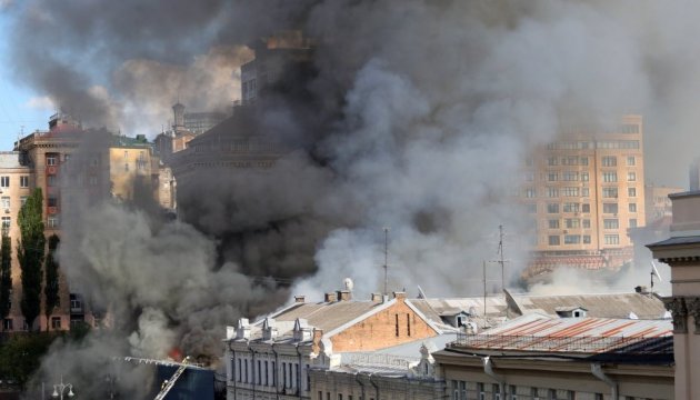 Un incendie dans la rue Krechtchatyk à Kyiv a été éteint, mais le bâtiment risque de s’effondrer