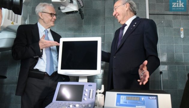 Канадці українського походження подарували медобладнання дитячій лікарні Львова Канадці українського походження подарували медобладнання дитячій лікарні Львова