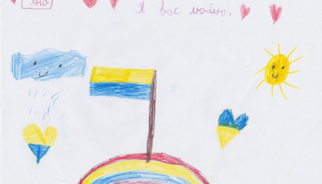 Les enfants venus de pays différents dessinent pour soutenir les otages politiques ukrainiens