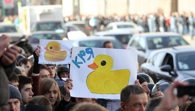 Російські «тітушки» лупцювали учасників акції 12 червня за тисячу рублів