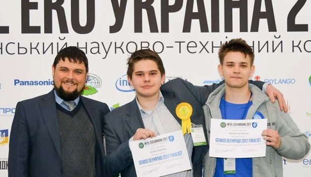 Un écolier ukrainien a remporté l’olympiade GENIUS grâce à sa méthode de nettoyer le pétrole déversé dans l'eau (photos) Un écolier ukrainien a remporté l’olympiade GENIUS grâce à sa méthode de nettoyer le pétrole déversé dans l'eau (photos)