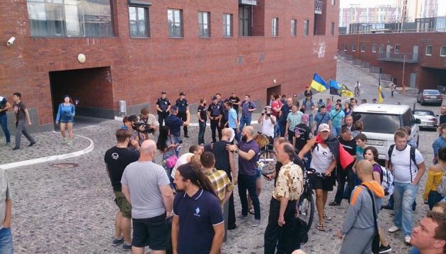 Автомайдановцы в Днипре протестовали из-за нового назначения экс-беркутовца Автомайдановцы в Днипре протестовали из-за нового назначения экс-беркутовца