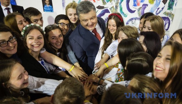 Президент привітав українців із Днем молоді