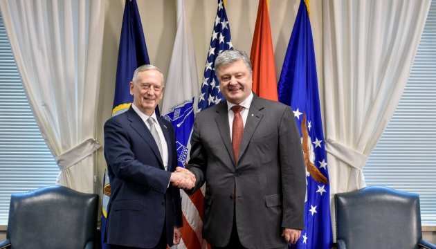 Poroschenko und Mattis treffen sich am Unabhängigkeitstag der Ukraine