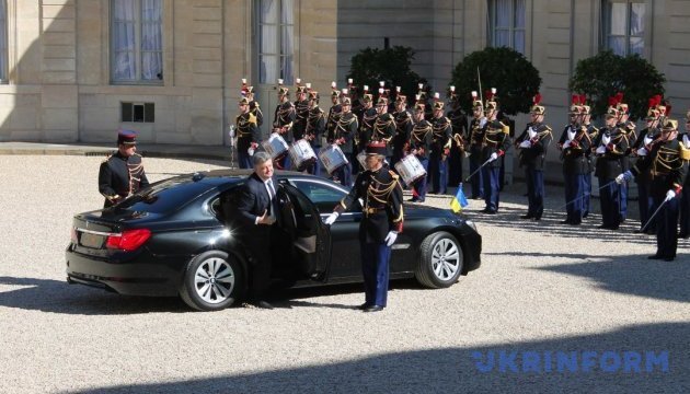 Poroshenko arrives at Elysee Palace to meet with Macron