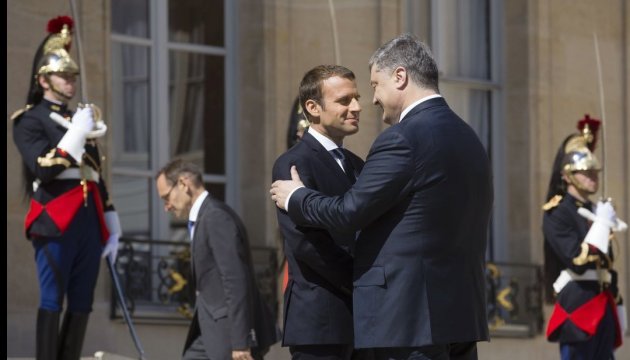 Poroshenko congratulates Macron on Bastille Day