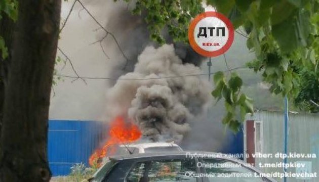 Fotos: Auto-Explosion in Kiew