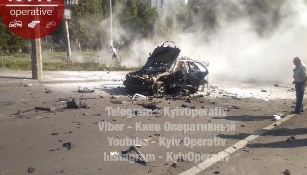 Біля пішохідного переходу у Києві вибухнув автомобіль