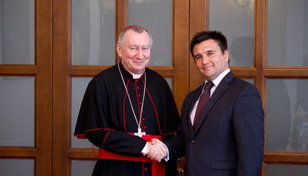 Klimkin discutió la situación en Ucrania con el secretario de Estado de la Santa Sede