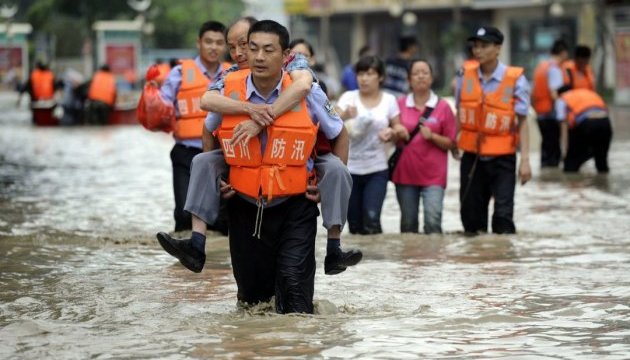 Зливи в Китаї забрали життя вісьмох людей, є зниклі безвісти