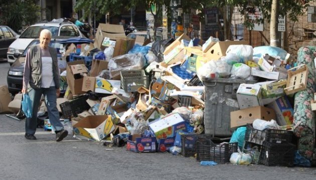 Страйк в Афінах: сміттярі марширують навколо “курганів” відходів