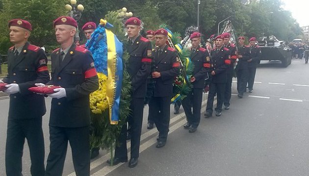 Les habitants de Kyiv disent adieu à Maxime Chapoval Les habitants de Kyiv disent adieu à Maxime Chapoval