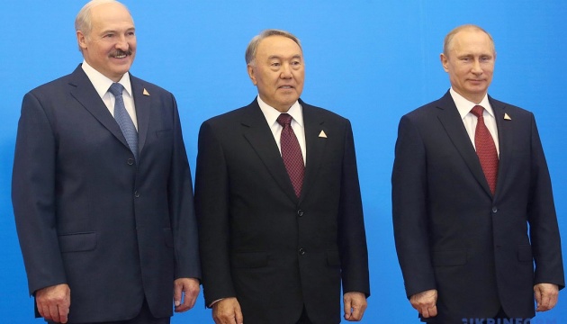 Назарбаєв нагородив орденами Путіна і Лукашенка