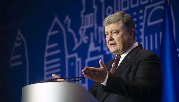 Порошенко заявляє, що децентралізація вже дає позитивний результат