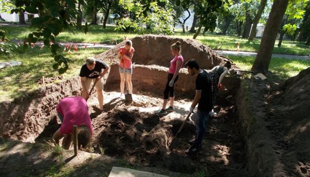 На чернігівському Валу археологи знайшли залишки стародавньої печі та острогу для риболовлі