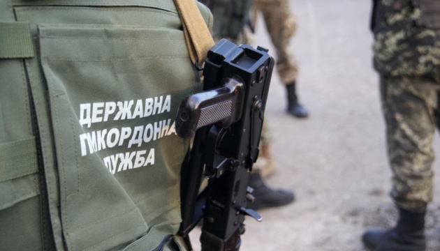 Ukrainian border guards come under fire from Russian territory