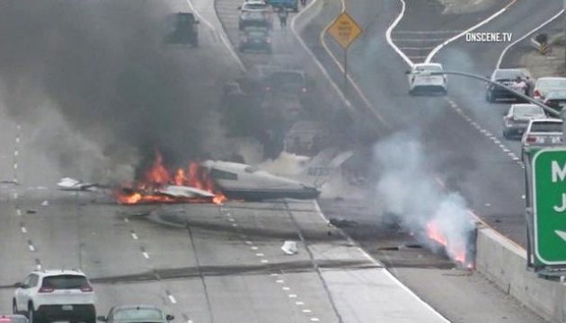 Авіакатастрофа в Каліфорнії: літак при падінні зачепив автостраду
