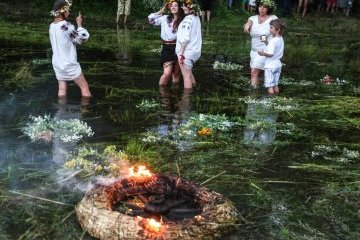 На Рівненщині стартував фестиваль з купальськими обрядами та водяними битвами