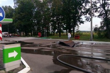 На Київщині авто в'їхало у газовий модуль на АЗС: стався вибух, є жертви