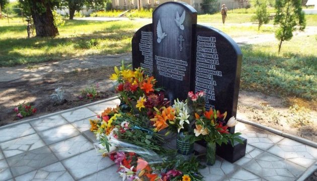 У Станиці Луганській встановили знак в пам'ять про мешканців, загиблих через бойові дії