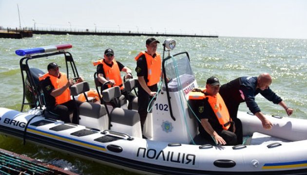 Донецька поліція отримала перший катер для патрулювання в Азовському морі