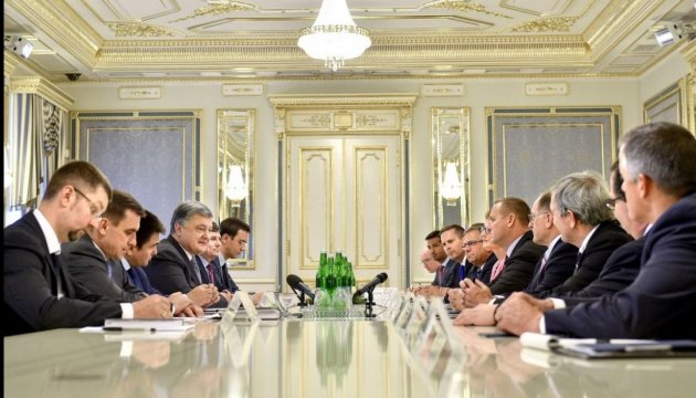 Порошенко обговорив з делегацією Конгресу США зміцнення обороноздатності України