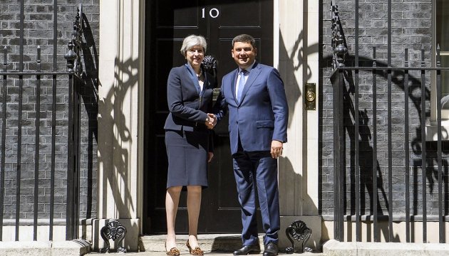 Groysman y May discuten  una mayor cooperación entre Ucrania y el Reino Unido