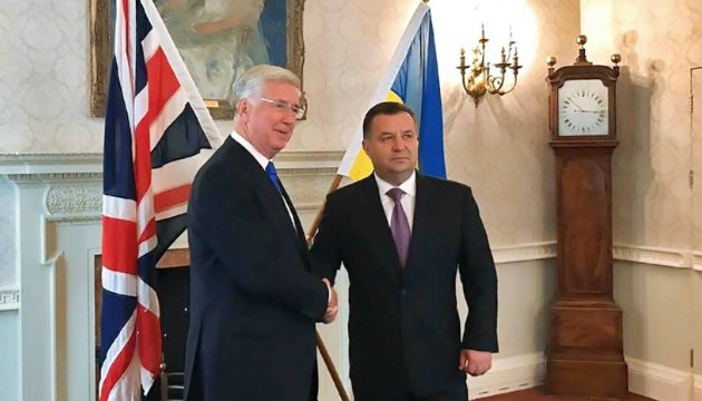 Stepán Poltorak y Michael Fallon hablan de la reforma del ejército de Ucrania