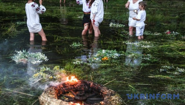 На Рівненщині стартував фестиваль з купальськими обрядами та водяними битвами 